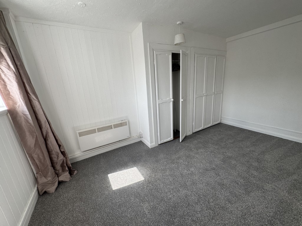 Lot: 63 - MIXED USE PROPERTY COMPRISING TWO COMMERCIAL UNITS AND THREE FLATS - 8B bedroom